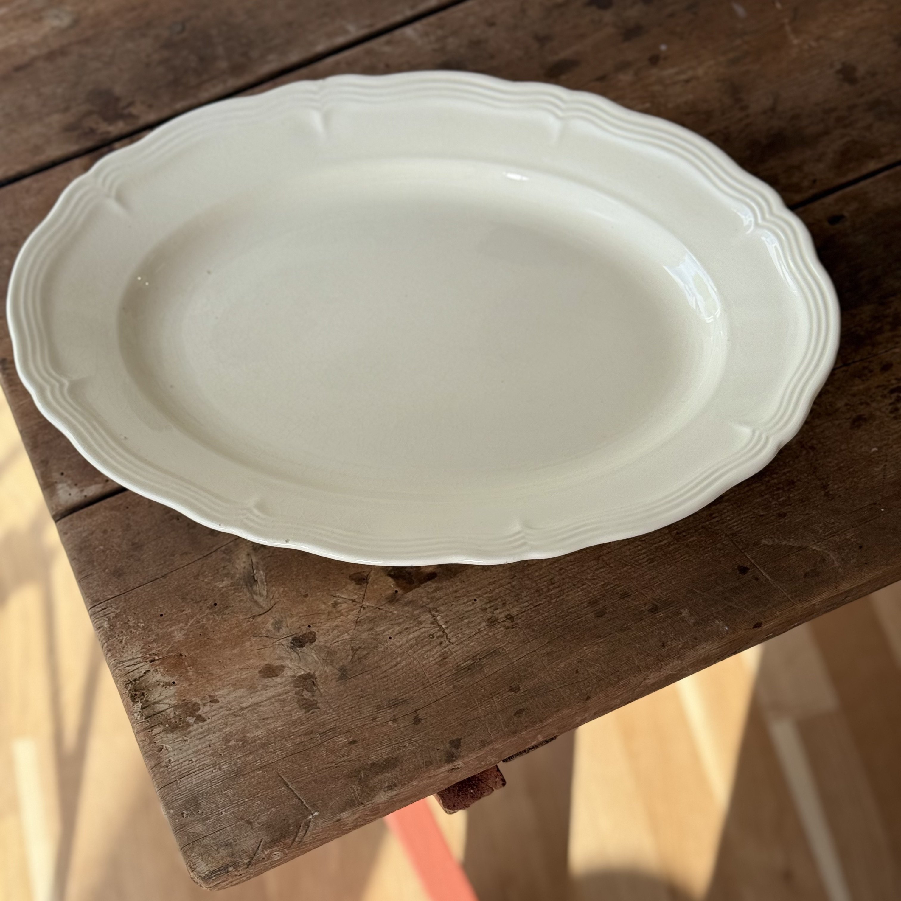 Fajance Fad R Hvid Med Blond Kant - 40 CM