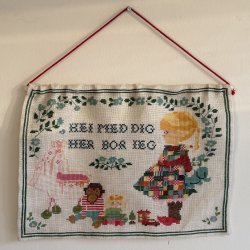 Broderi Til Vggen Hej Med Dig Her Bor Jeg - 30x42 CM