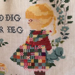 Broderi Til Vggen Hej Med Dig Her Bor Jeg - 30x42 CM