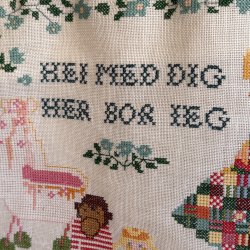 Broderi Til Vggen Hej Med Dig Her Bor Jeg - 30x42 CM