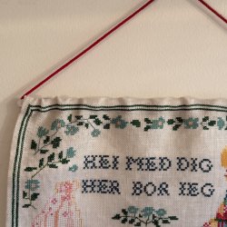 Broderi Til Vggen Hej Med Dig Her Bor Jeg - 30x42 CM