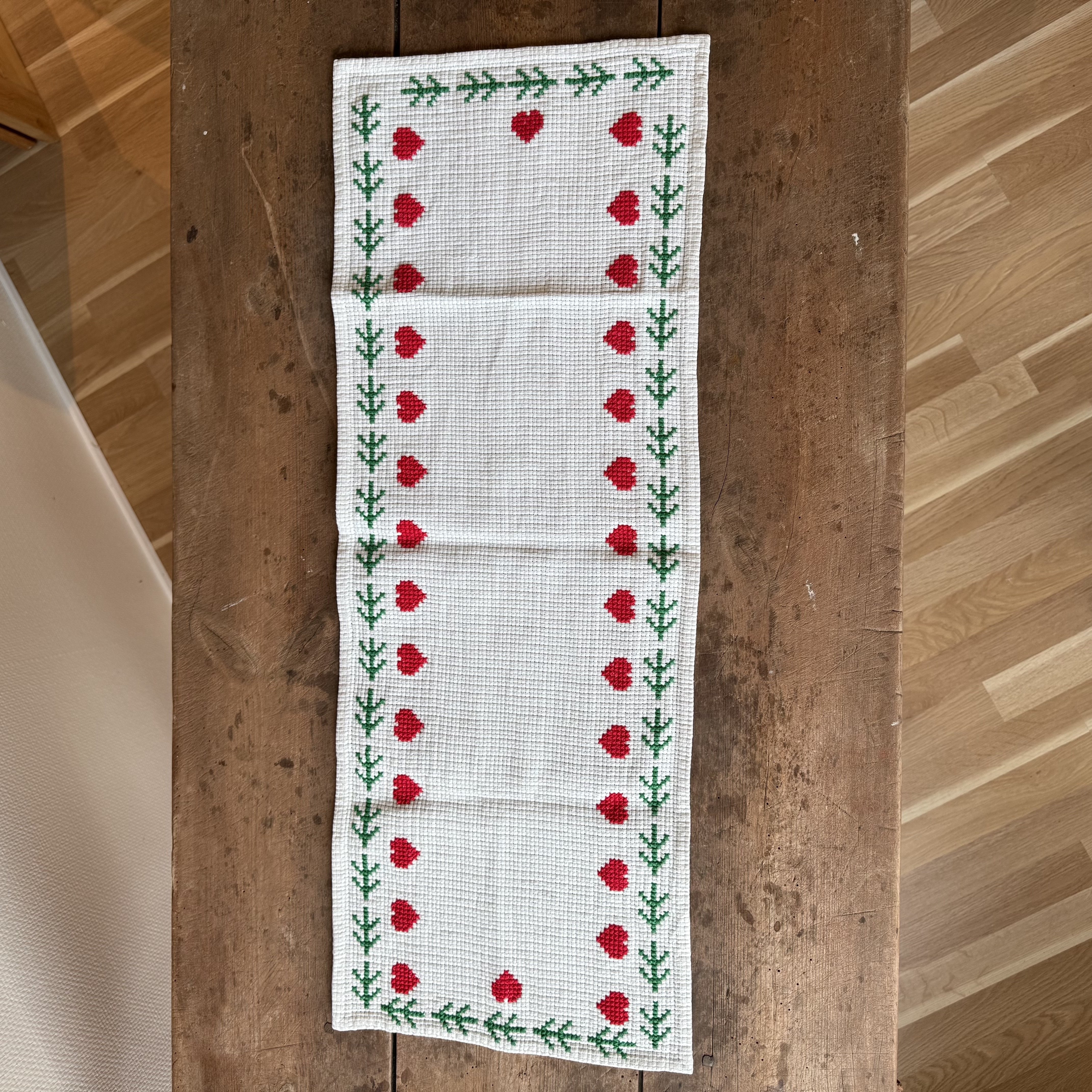 Broderet Jule Falcon Bordlber - 81x29 CM