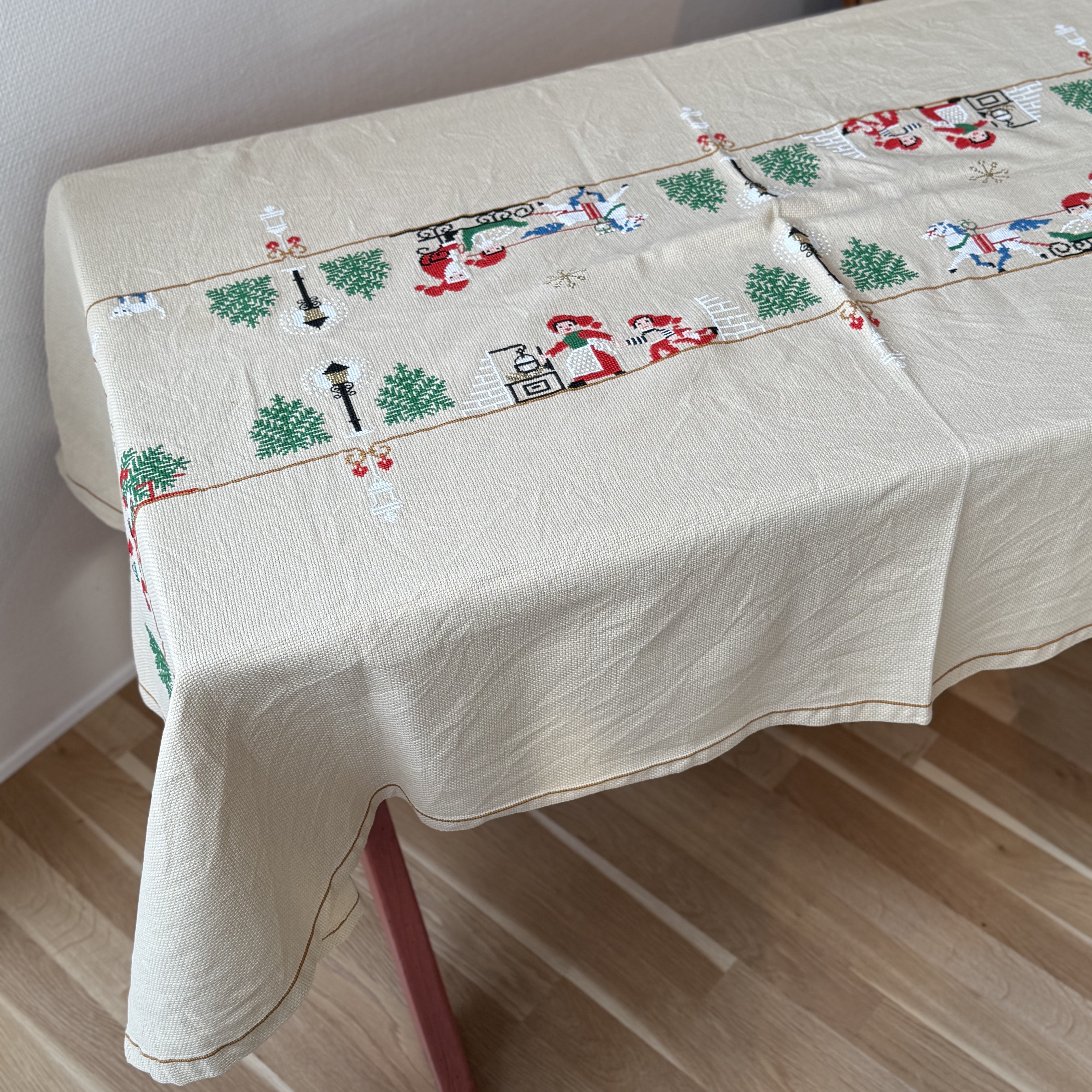 Broderet Jule Dug - 172x112 CM