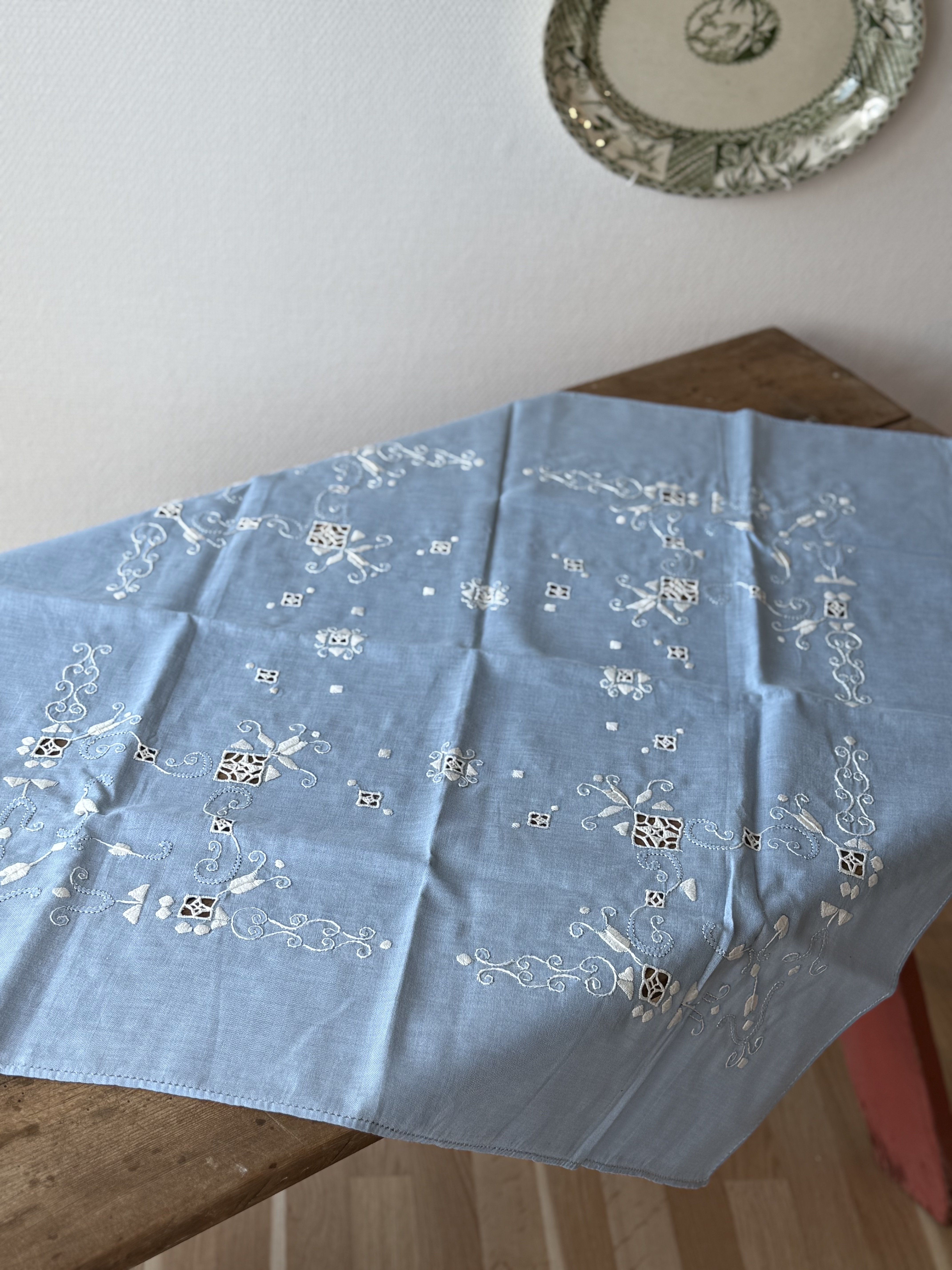 Broderet Dug - 80x84 CM