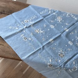 Broderet Dug - 80x84 CM