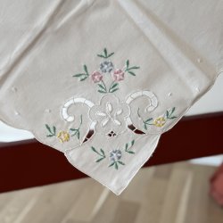 Broderet Dug - 83x83 CM