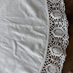 Rund Broderet Dug - 140