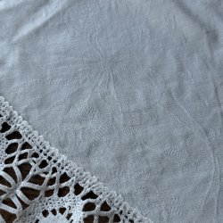 Rund Broderet Dug - 140