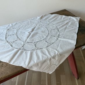 Broderet Dug - 80x80 CM