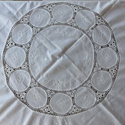 Broderet Dug - 80x80 CM