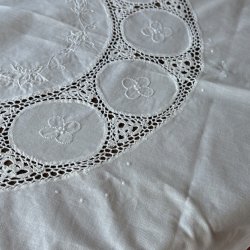 Broderet Dug - 80x80 CM