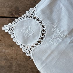 Broderet Dug - 80x80 CM