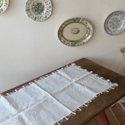 Broderet Dug - 92 x 51 CM