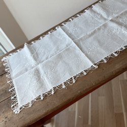 Broderet Dug - 92 x 51 CM