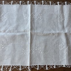 Broderet Dug - 92 x 51 CM