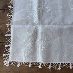 Broderet Dug - 92 x 51 CM