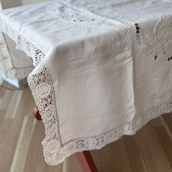 Broderet Dug - 140x140 CM