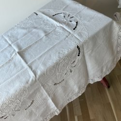 Broderet Dug - 140x140 CM