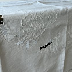 Broderet Dug - 140x140 CM