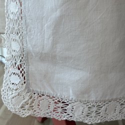 Broderet Dug - 140x140 CM